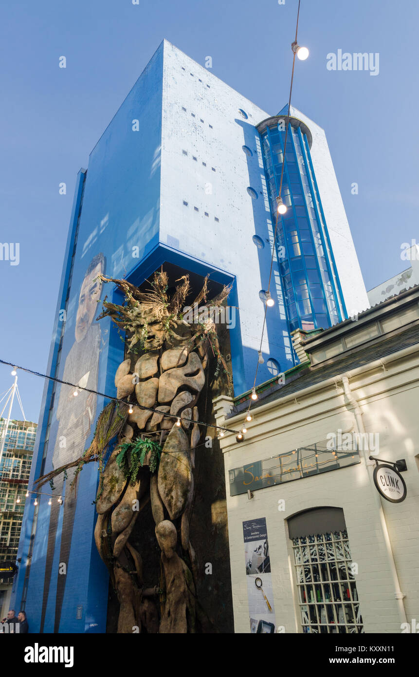 Alto edificio di colore blu con segni distintivi di scultura alla crema Custard Factory di Digbeth , Birmingham Foto Stock