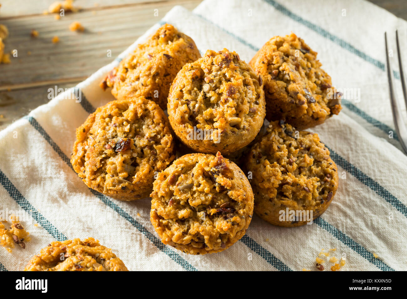 Sana muffin fatti in casa prima colazione morsi con Chia il cioccolato e i dadi Foto Stock