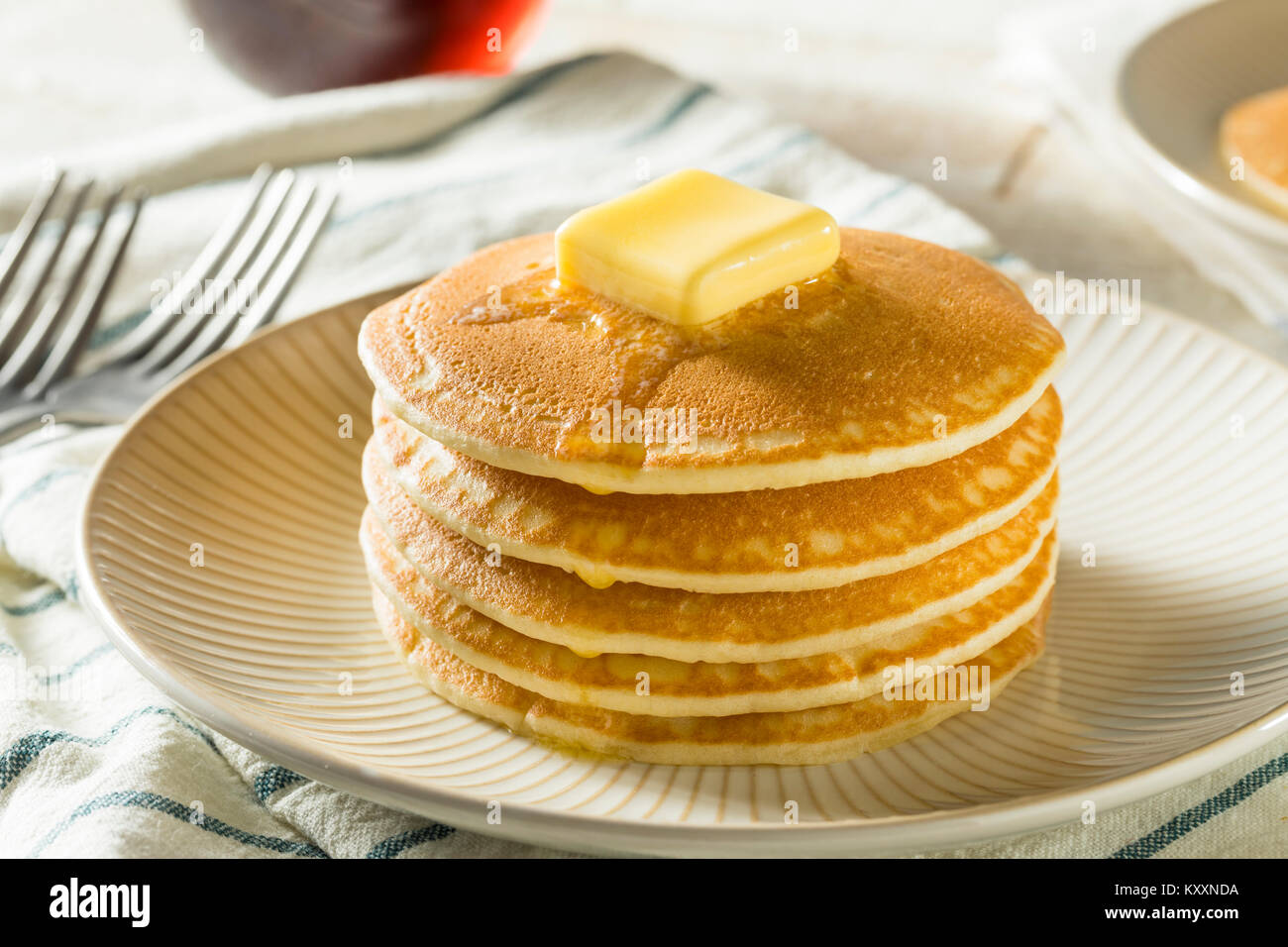 Dolci fatti in casa pila di frittelle con burro e sciroppo per la prima colazione Foto Stock