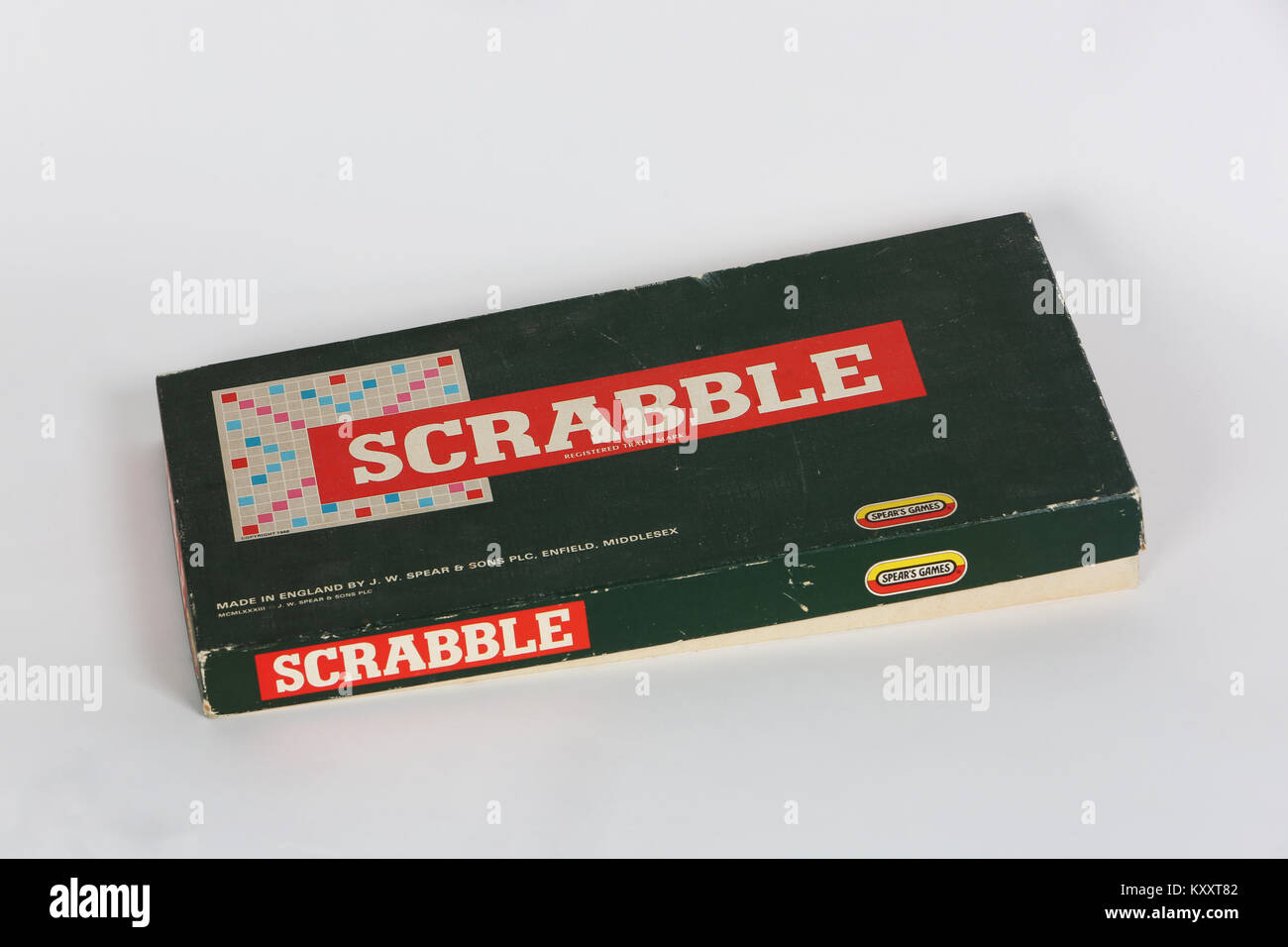 Un vecchio gioco SCRABBLE shot raffigurato su sfondo bianco in uno studio a Londra, Regno Unito. Foto Stock