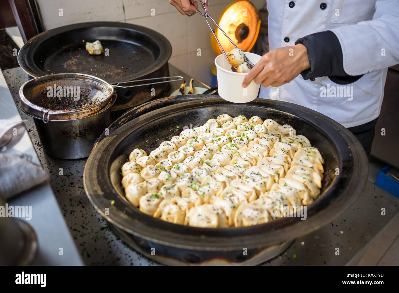 Sheng Jian Bao e Guo tirante essendo confezionato - Shanghai pan gnocco  fritto in padella tradizionale Foto stock - Alamy