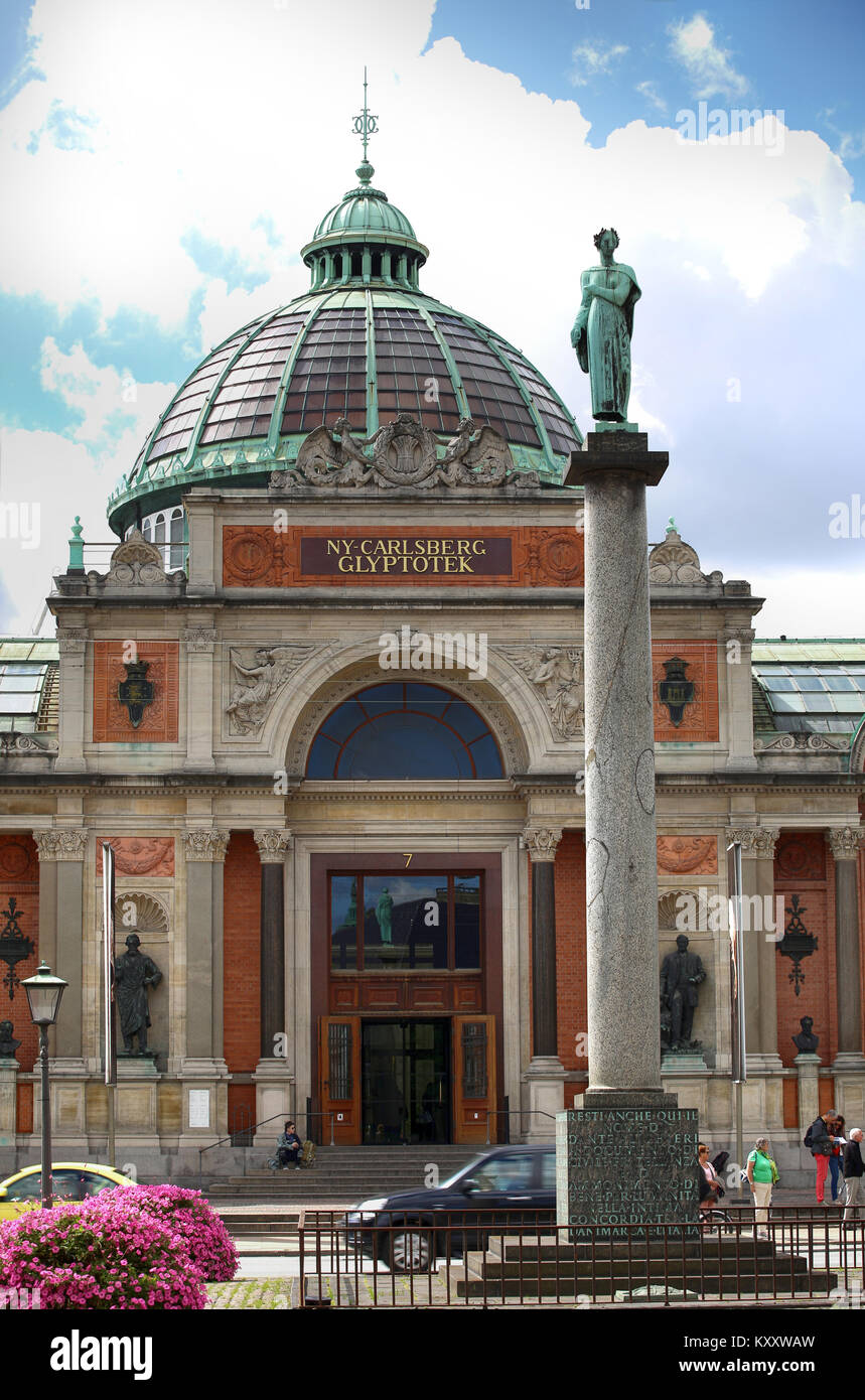 COPENHAGEN, Danimarca - 14 agosto 2016: Art Museum di Copenaghen Ny Carlsberg Glyptotek edificio e colonna. Il museo d arte è stato inaugurato nel 1906. i Foto Stock