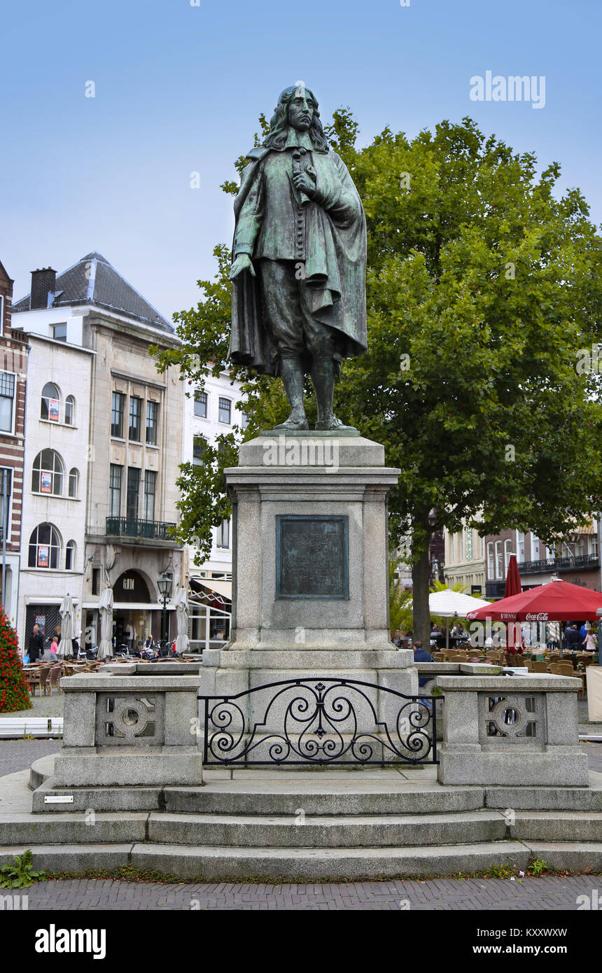 L'Aia, Paesi Bassi - 18 agosto 2015: una statua di Johan de Witt si erge nel mezzo della piazza De Plaats a L'Aia, Paesi Bassi su Augu Foto Stock