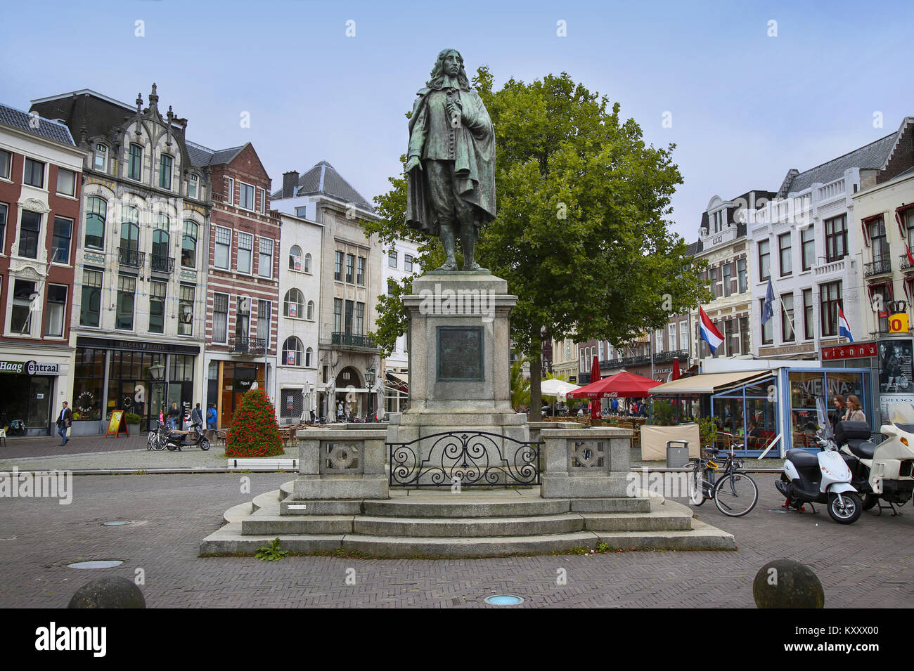 L'Aia, Paesi Bassi - 18 agosto 2015: una statua di Johan de Witt si erge nel mezzo della piazza De Plaats a L'Aia, Paesi Bassi su Augu Foto Stock