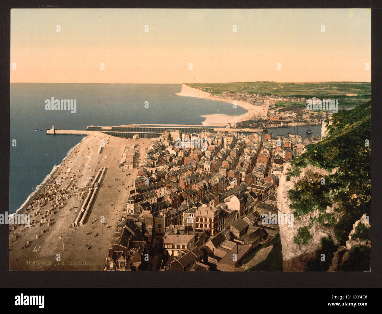 Fotografia che mostra una vista generale di Tréport, una città costiera in Normandia, Francia. L'immagine raffigura il porto della città, le scogliere sul mare e le aree residenziali. Foto Stock