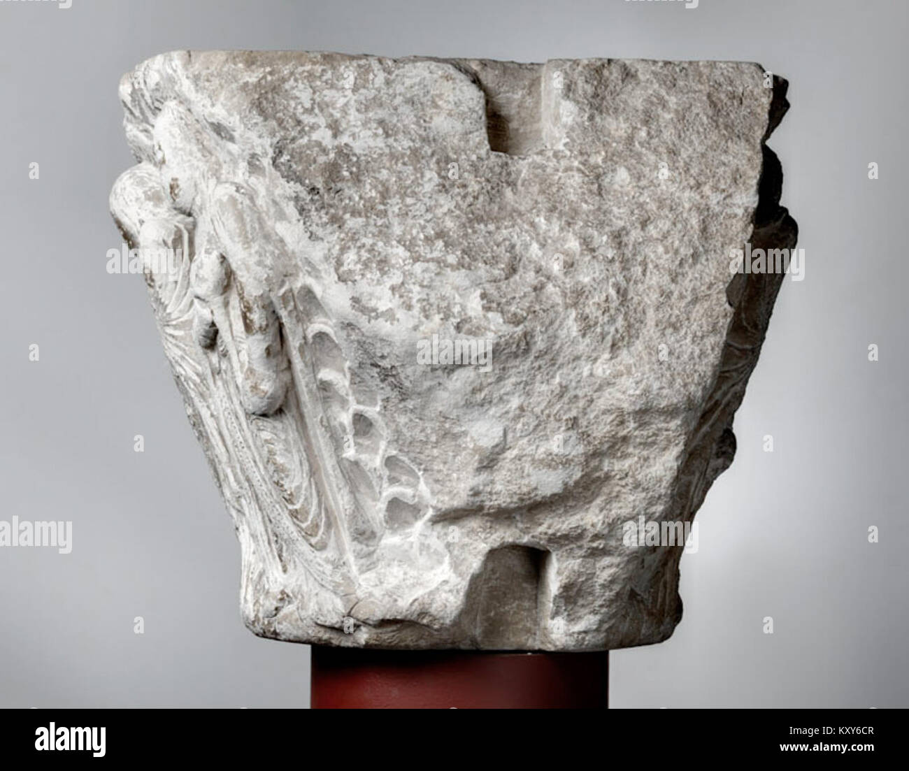 Questo chapiteau di Gilabertus, situato nel Musée des Augustins, raffigura la scena biblica delle "Vergini sagge e delle stolte Vergini", che riflette gli insegnamenti religiosi cristiani e l'arte medievale. Foto Stock