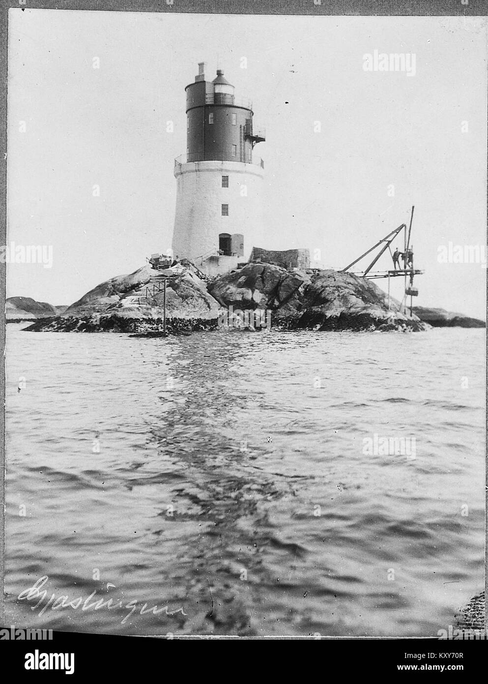 Questa fotografia mostra il Gjeslingene a Vikna, Nord-Trøndelag, Norvegia, con un faro e un paesaggio costiero significativo per la navigazione marittima nella regione. Foto Stock