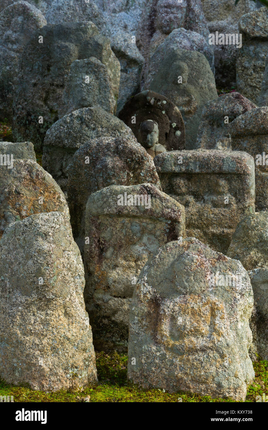 Lapidi e grave marker in Kyoto, Giappone. Foto Stock