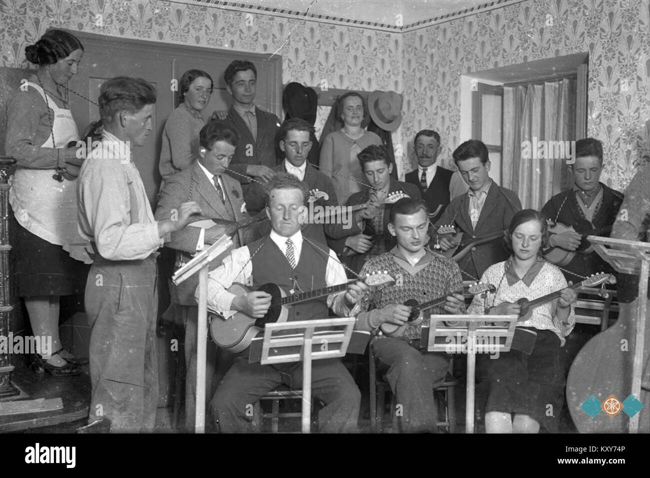 Il Glasbena skupina tamburašev è un gruppo di musica folk slovena che suona il tambura, uno strumento a corda a pizzico ampiamente utilizzato nelle tradizioni popolari balcaniche, noto per il suo timbro luminoso e il ruolo nell'accompagnamento della danza e nelle riunioni sociali rurali. Foto Stock