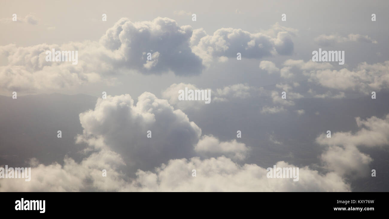 Nuvole di bianco e grigio sul cielo blu scuro dello sfondo. Foto ...