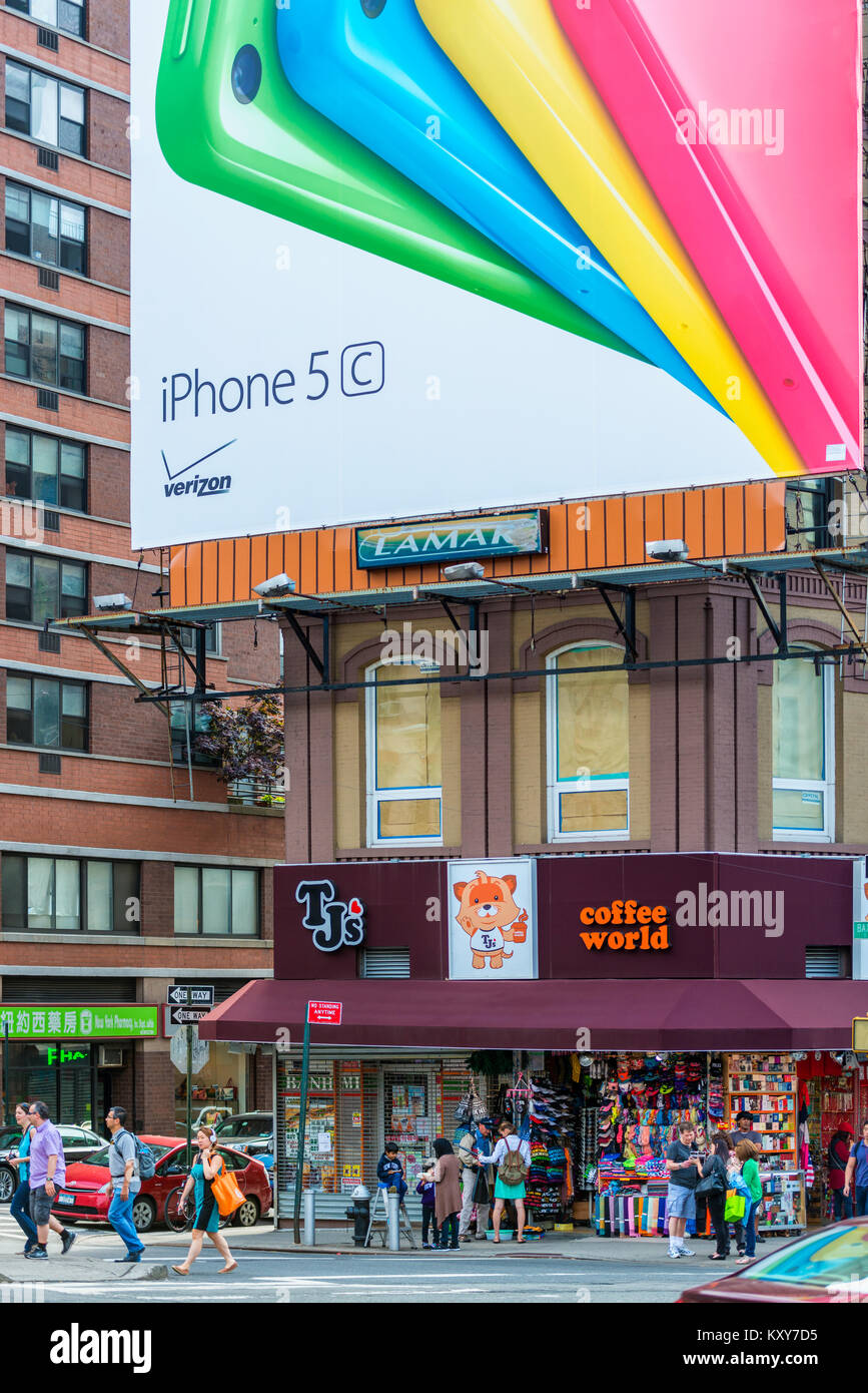 Giant Apple iPhone 5C Billboard in Chinatown, New York City, Stati Uniti d'America come pubblicizzato da Verizon, un americano di società di telecomunicazioni. Foto Stock