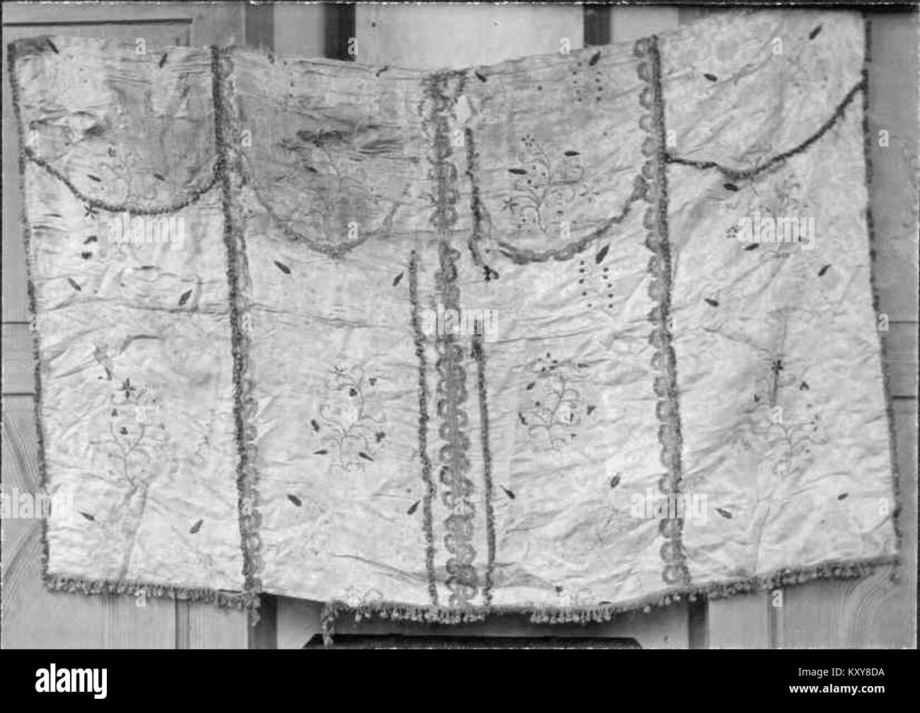 La fotografia di Gnosjö Kyrka cattura l'esterno della chiesa parrocchiale nella città di Gnosjö, Svezia, mostrando la sua guglia, la navata e gli edifici adiacenti, riflettendo il suo ambiente architettonico e l'importanza della parrocchia. Foto Stock