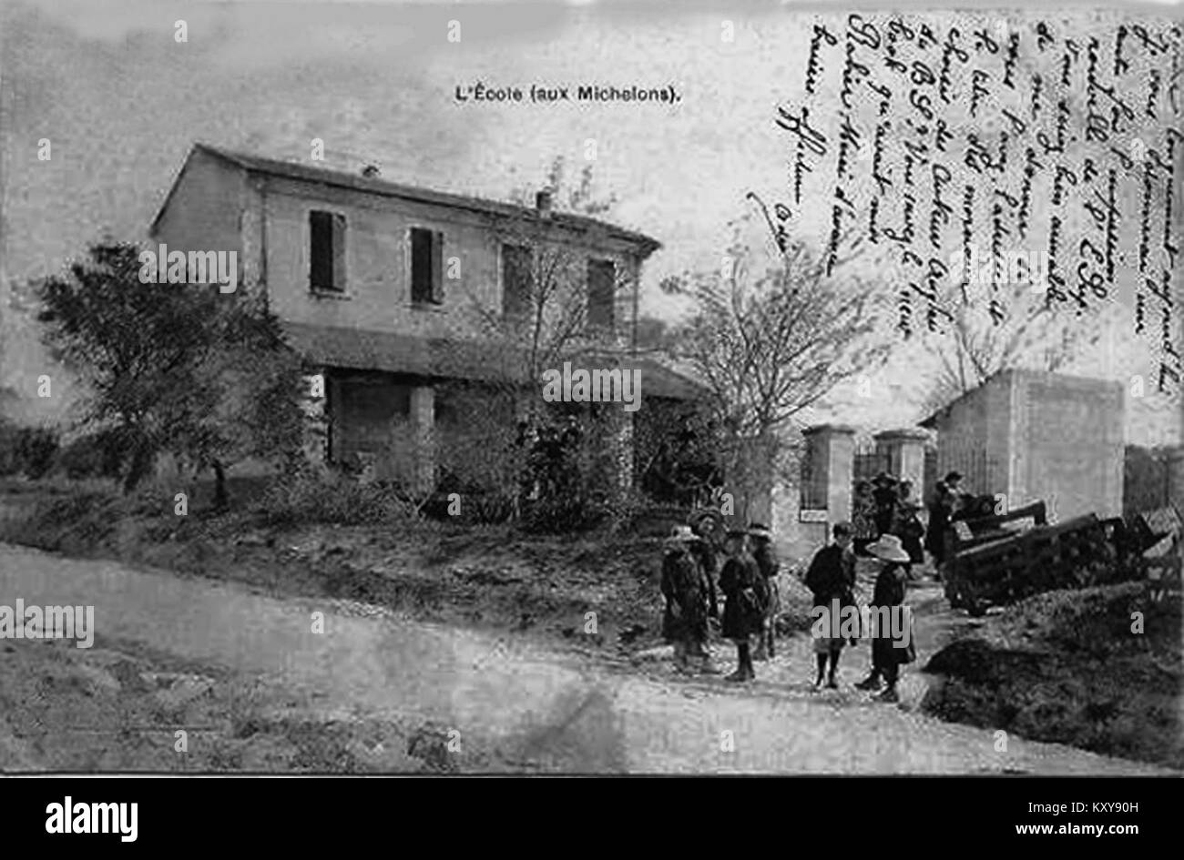Questa cartolina d'epoca mostra la scuola "Les Michelons" a Gordes, Vaucluse, in Francia, un edificio educativo rurale in un villaggio. Foto Stock