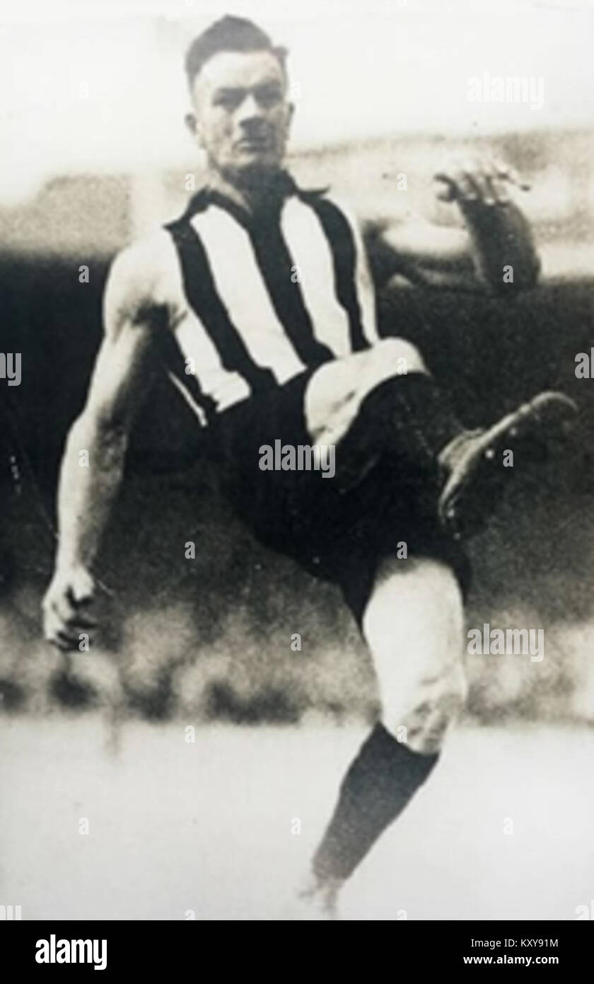 L'immagine mostra il calciatore australiano Gordon Coventry, una figura chiave nella storia del calcio australiano, riconosciuto per i suoi risultati con il Collingwood Football Club. Foto Stock
