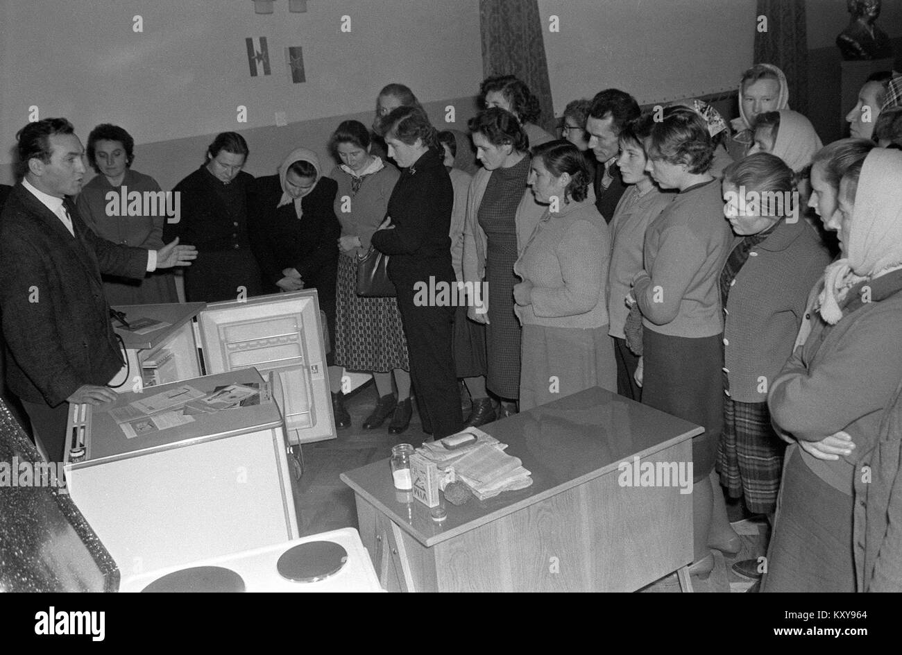 Una fotografia del 1963 che mostra donne di Lenart e Gradisca che partecipano a una conferenza di un rappresentante dell'assistenza di Elektro Maribor. L'evento sottolinea l'importanza dell'istruzione e del coinvolgimento della comunità nel settore dei servizi elettrici nella regione. Foto Stock