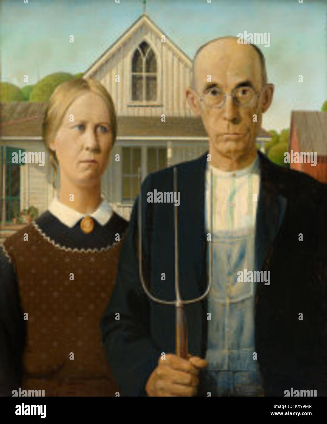 Il dipinto "American Gothic" di Grant Wood del 1930 raffigura un contadino e sua figlia in piedi di fronte a una casa rurale. L'opera d'arte incarna i valori dell'America rurale durante la grande depressione, evidenziando temi di forza, resilienza e famiglia. Foto Stock