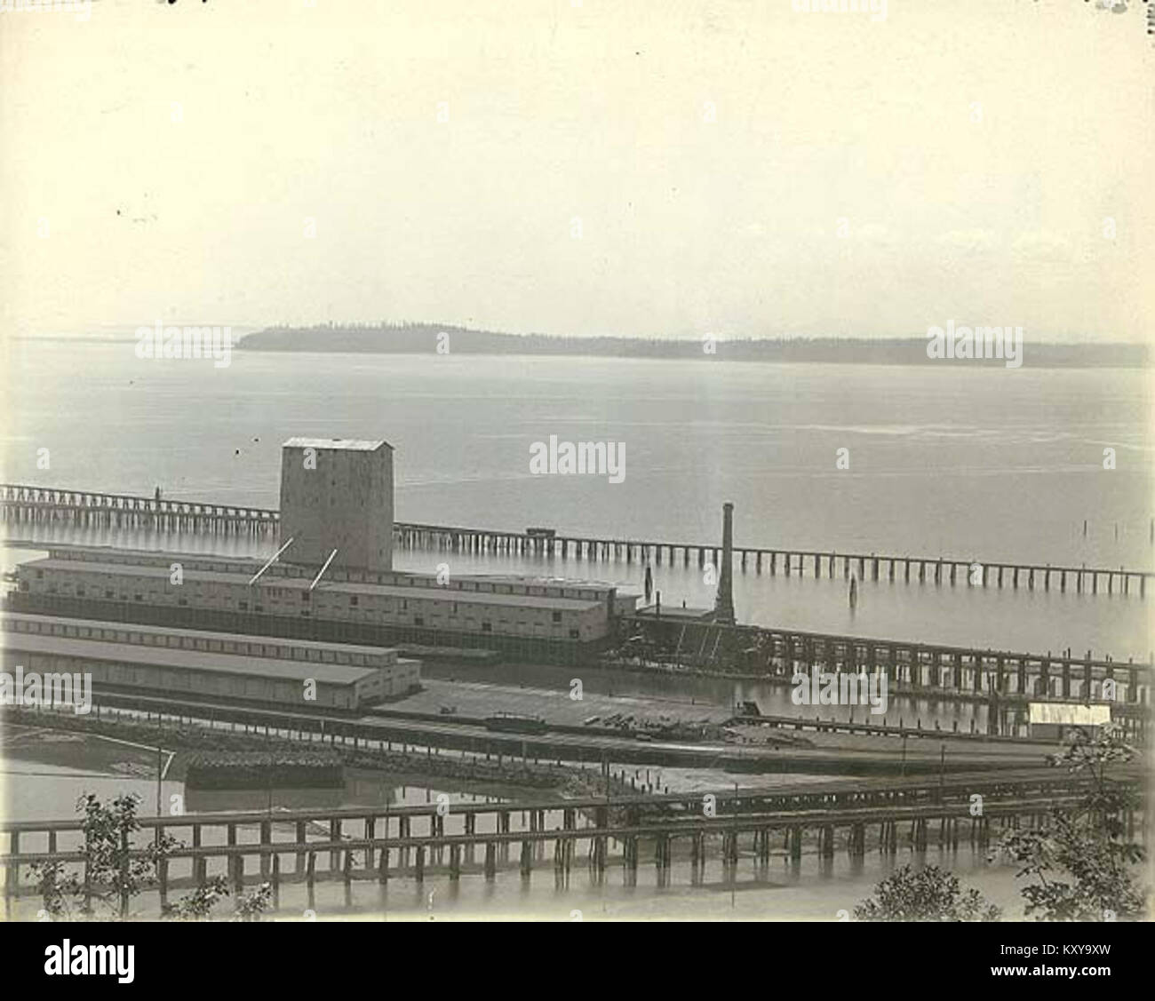 Grande ferrovia settentrionale Ocean Dock, magazzino e ascensori, Smith's Cove, Seattle, Washington, ca 1900 (HESTER 57) Foto Stock