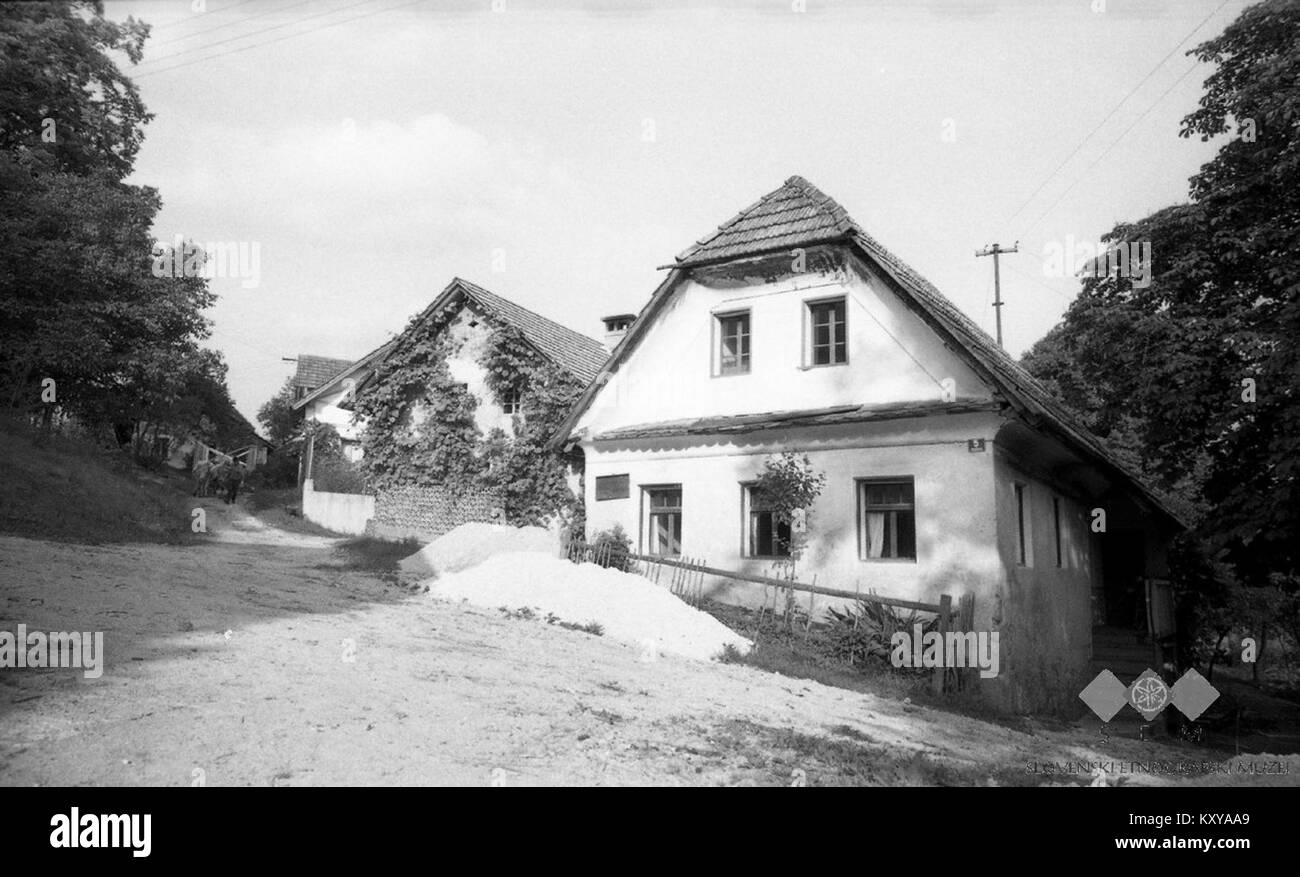 La casa di Grezetova a Rožnik, in Slovenia, fu demolita nel luglio 1964 per far posto a una nuova struttura, dimostrando la ricostruzione e lo sviluppo urbano nel dopoguerra. Foto Stock
