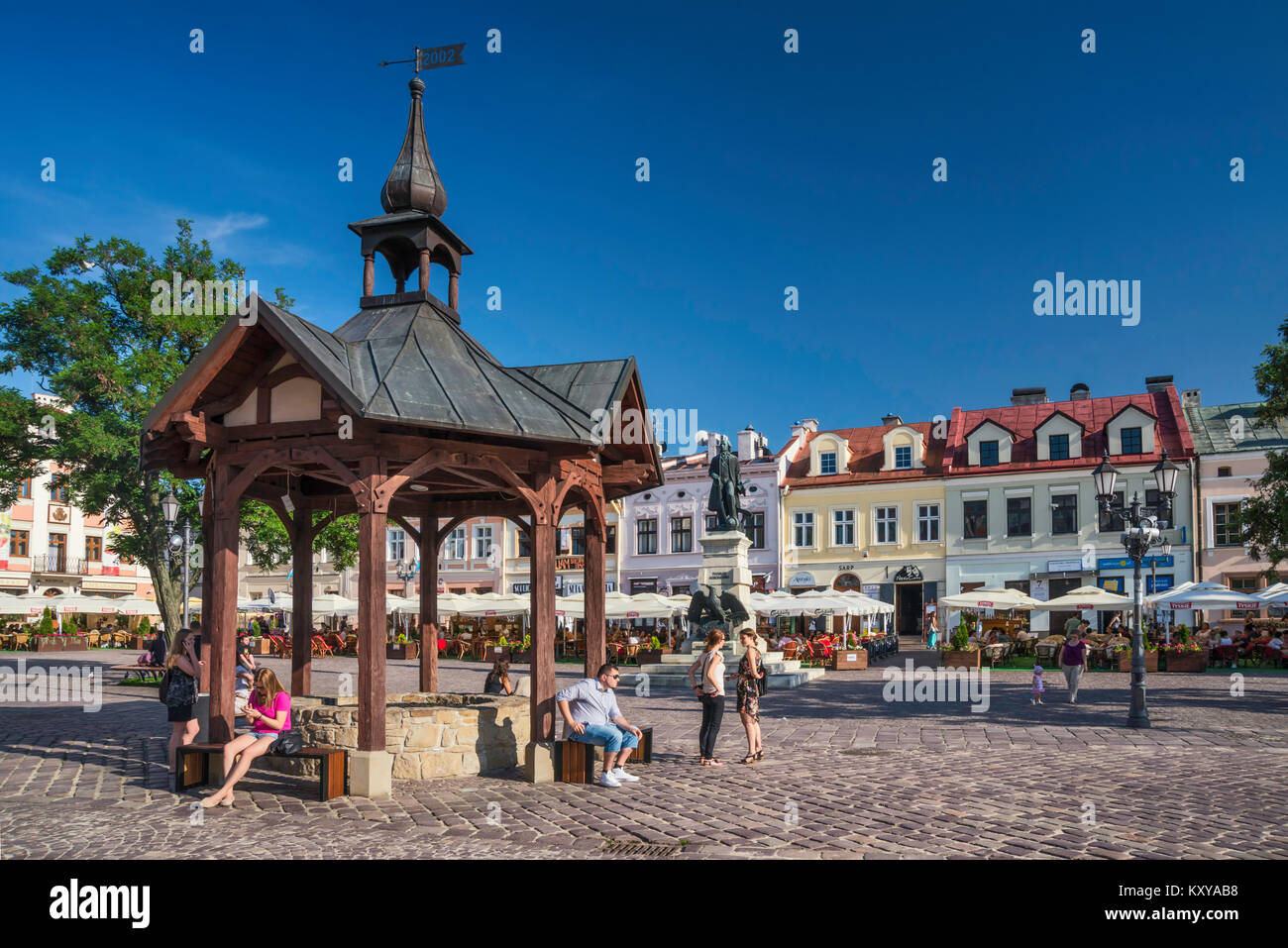 Vecchio pozzo al Rynek o sulla piazza del mercato di Rzeszow, Malopolska aka Piccola Polonia regione, Polonia Foto Stock