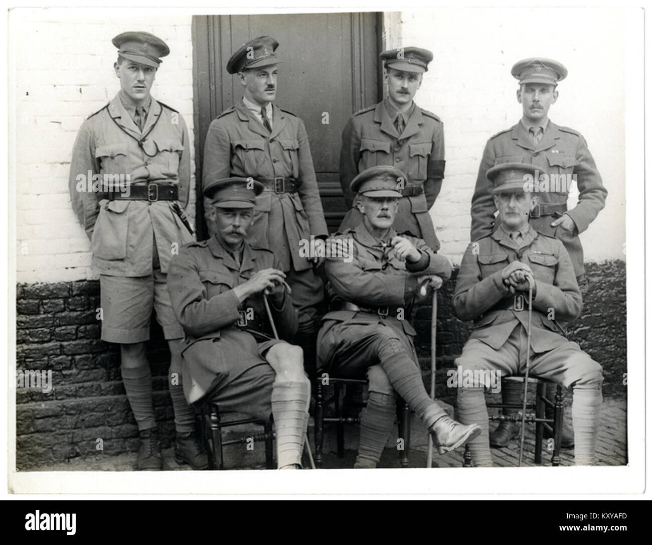 Questa fotografia etichettata Photo 24-90 mostra un gruppo di ufficiali del 2°/3° Gurkha Rifles presso il loro quartier generale, raffiguranti la leadership dell'esercito indiano britannico tra le unità Gurkha durante il periodo coloniale. Foto Stock
