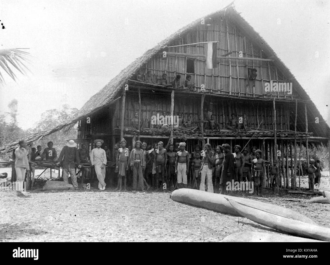 La fotografia mostra un gruppo di spedizione che posa per un ritratto di fronte a un edificio, tra cui membri locali ed europei. Documenta i primi lavori etnografici o scientifici sul campo registrati nel Nationaal Museum van Wereldculturen Collection. Foto Stock