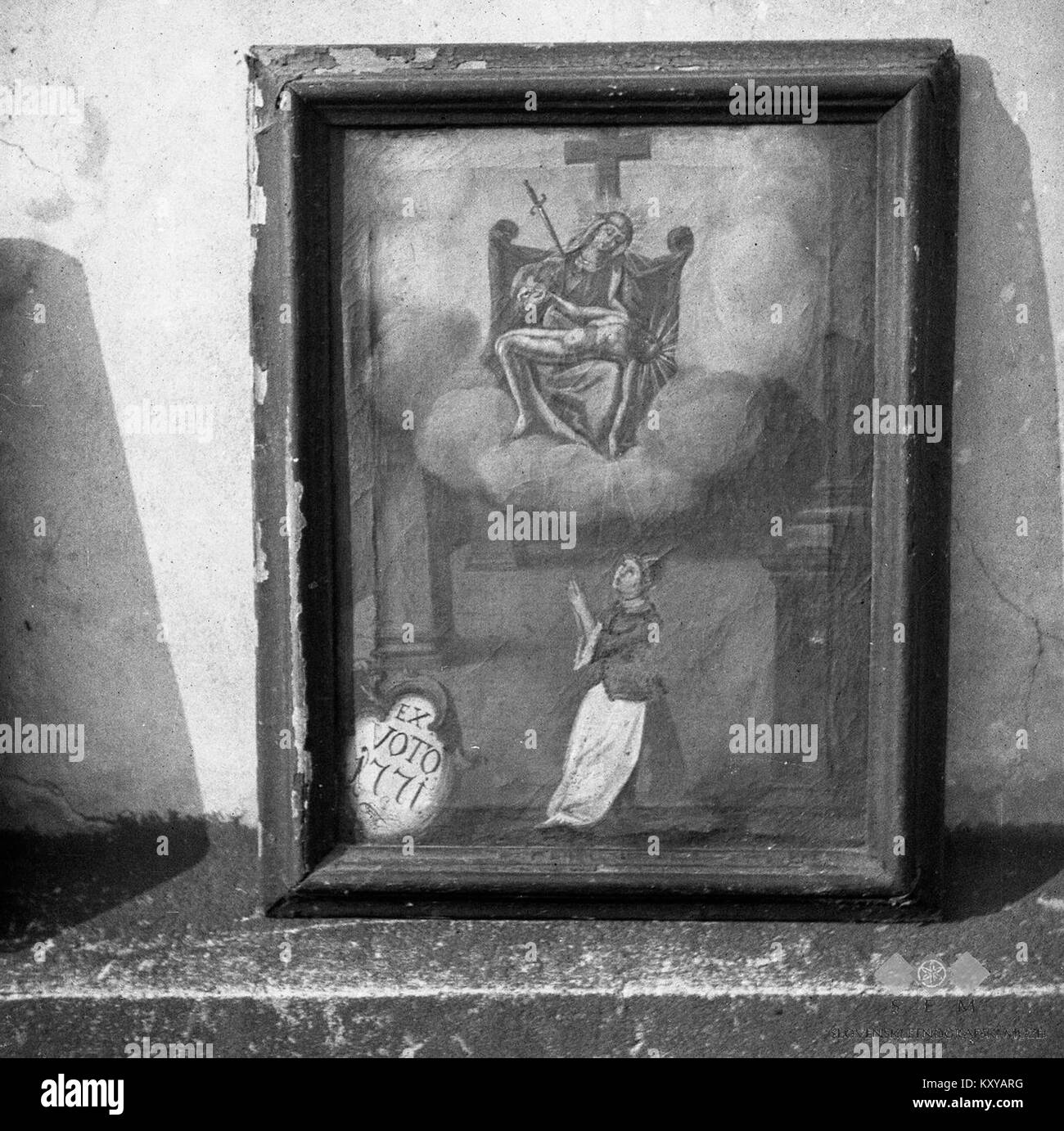 Un dipinto ex voto del 1771 a Žalostna Gora, Slovenia, di 30x40 cm. Creato come offerta devozionale di gratitudine nel 1951, rappresenta una tradizione religiosa di ringraziamento per le preghiere risposte. Foto Stock