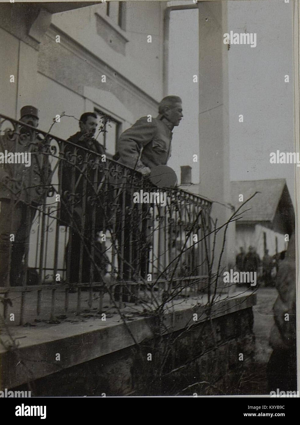 Questa fotografia mostra escl. Von Benigni si rivolge a una folla, documentando un momento storico di comunicazione pubblica e leadership in un contesto politico o sociale. Foto Stock
