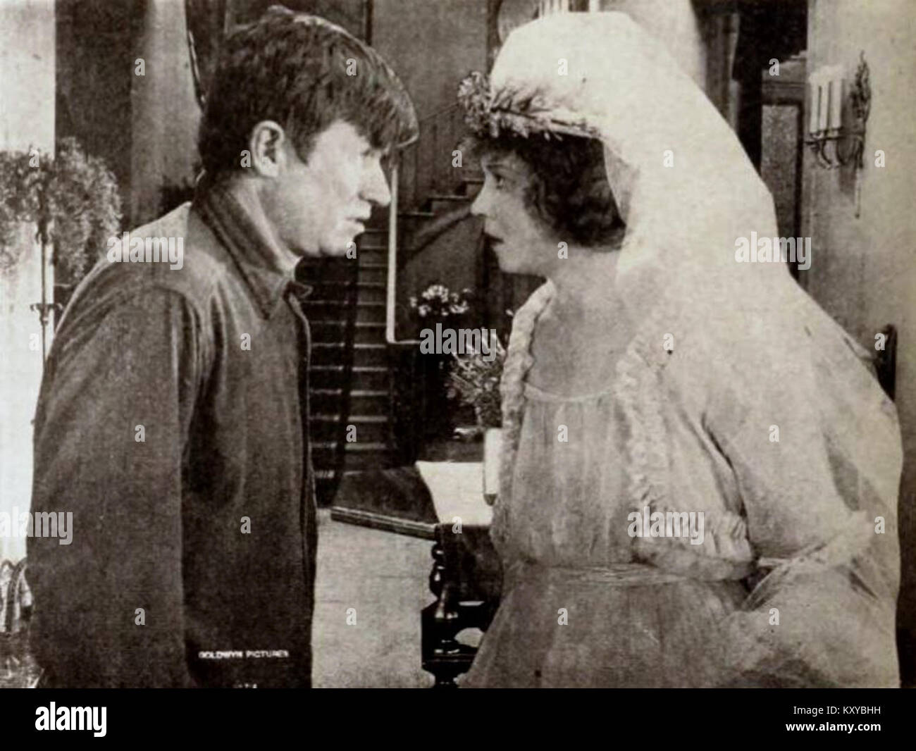 "Guile of Women" è un dipinto del 1920 che ritrae una donna con un'espressione enigmatica, che riflette temi di mistero e fascino. L'opera d'arte cattura la complessità dell'identità femminile e l'interazione tra luce e ombra. Foto Stock