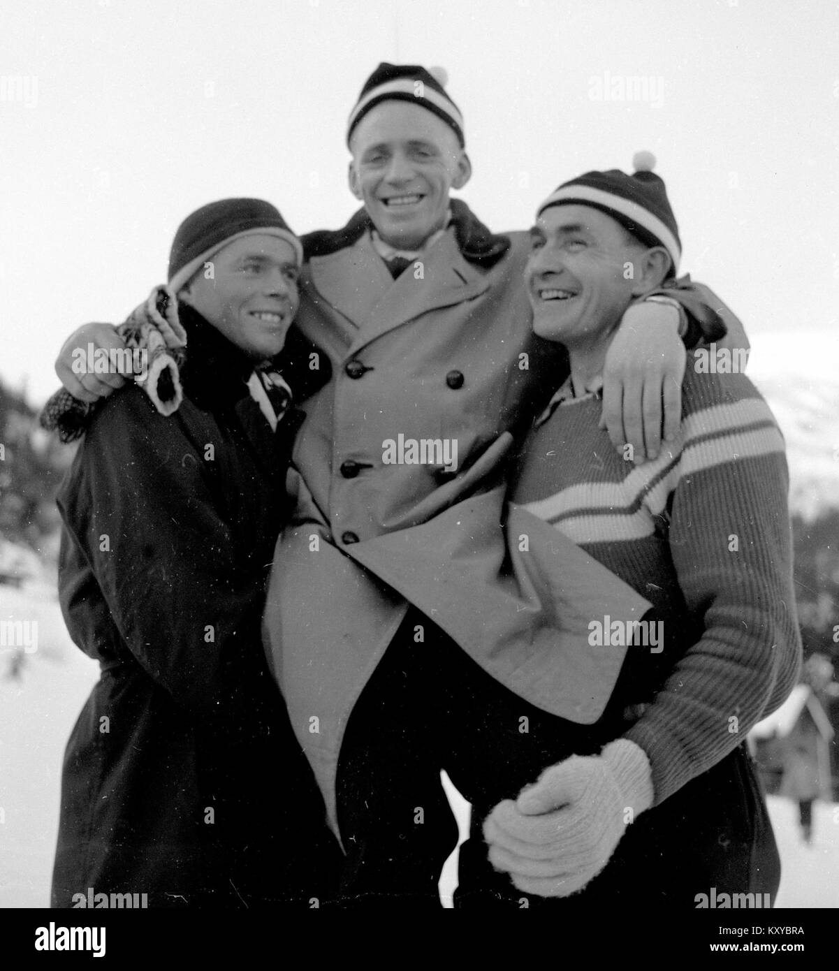 Fotografia che mostra gli sciatori nordici norvegesi Gunder Gundersen, Sverre Stenersen e Simon Slåttvik, atleti di spicco negli anni '1950 Foto Stock