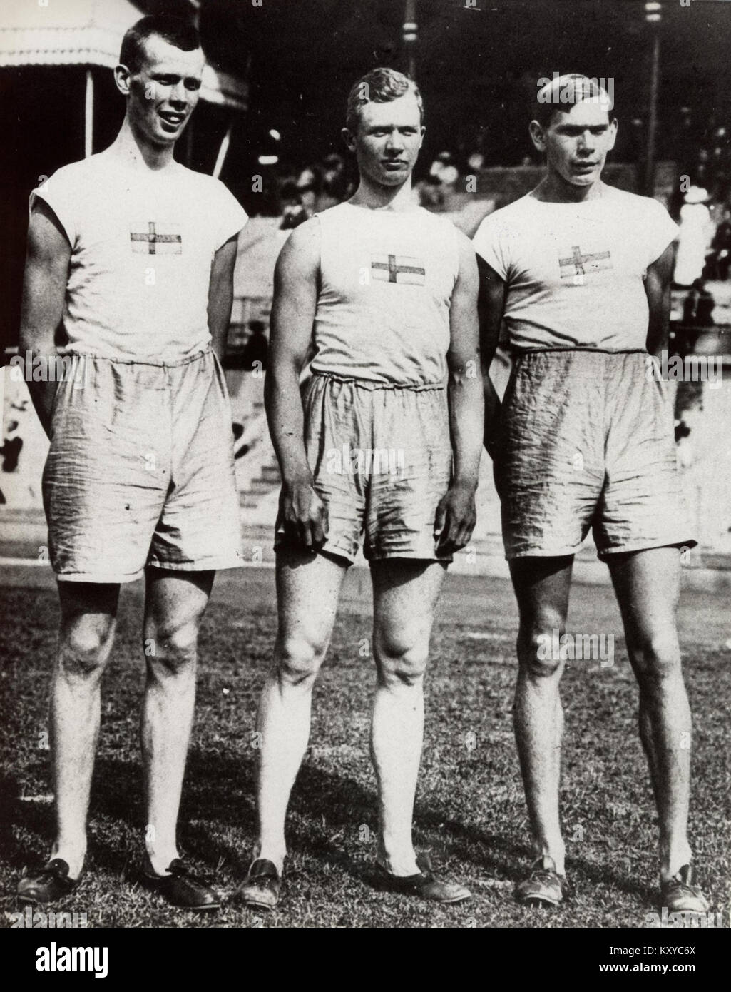 Questa fotografia mostra gli atleti svedesi Gustaf Lindblom, Georg Åberg e Erik Almlöf durante le Olimpiadi di Stoccolma del 1912, mettendo in evidenza la storia dello sport dei primi anni del XX secolo e le gare su pista e campo. Foto Stock
