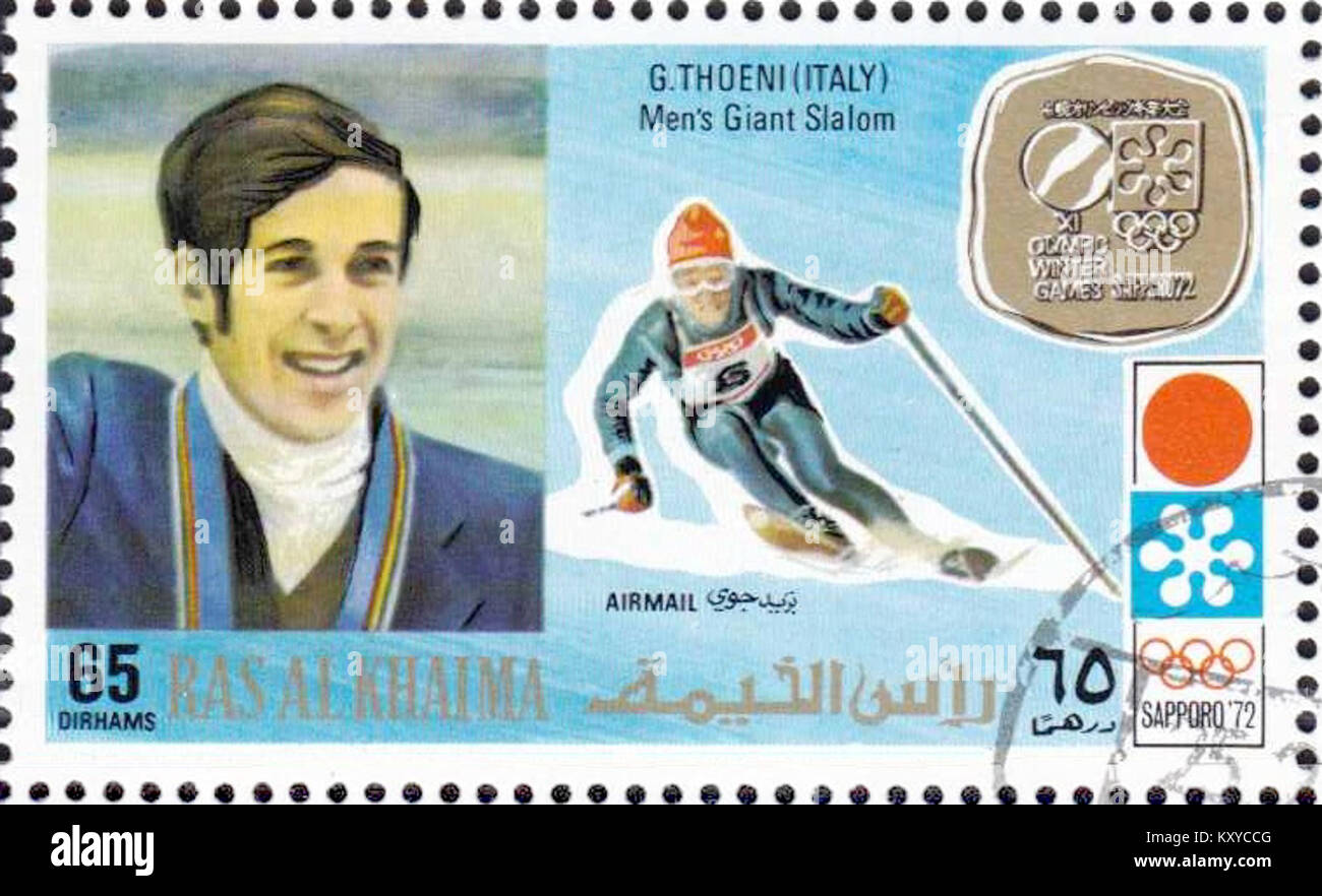 Un francobollo del 1972 commemora lo sciatore austriaco Gustav Thöni, riconosciuto per i suoi successi nello sci alpino. Celebra il suo contributo allo sport durante l'evento Ras al-Khaimah. Foto Stock