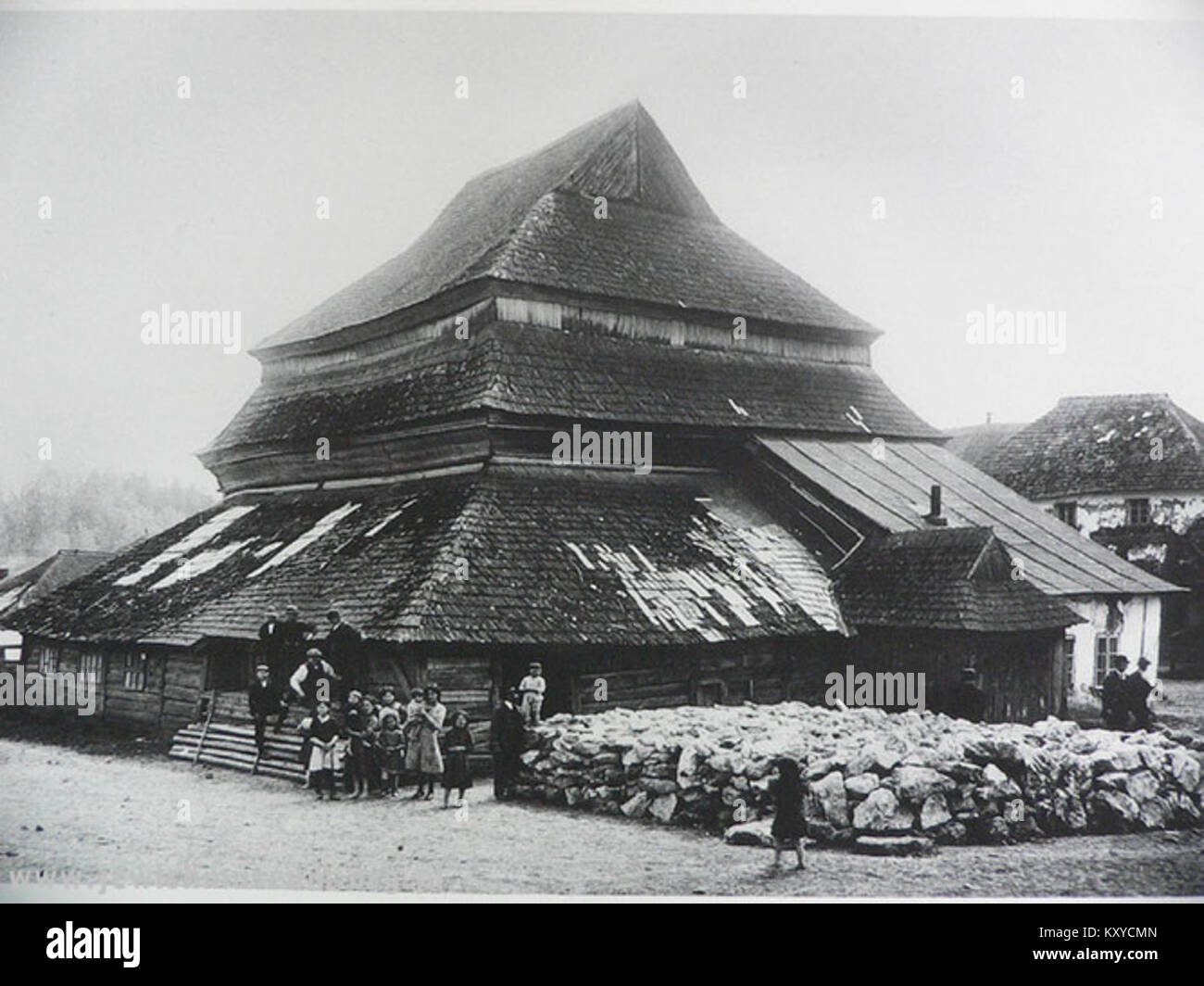 La sinagoga di Gwoździec era una sinagoga ebraica in legno costruita a metà del XVII secolo a Gwoździec, ora Hvizdets, in Ucraina. Era noto per i suoi interni dipinti con motivi vegetali, zodiacali e biblici. La sinagoga fu distrutta dai nazisti nel 1941, e una replica del suo soffitto è esposta nel Museo POLIN di Varsavia. Foto Stock