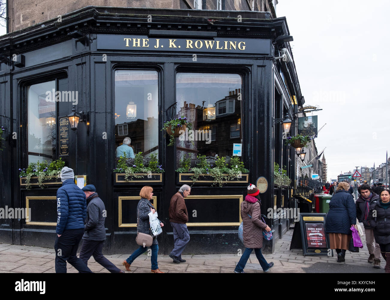 Come parte delle opere letterarie art project da Val McDermid messaggio chiamato dai cieli, Conan Doyle Pub di Edimburgo è stato rinominato il JK Rowling. Scotl Foto Stock