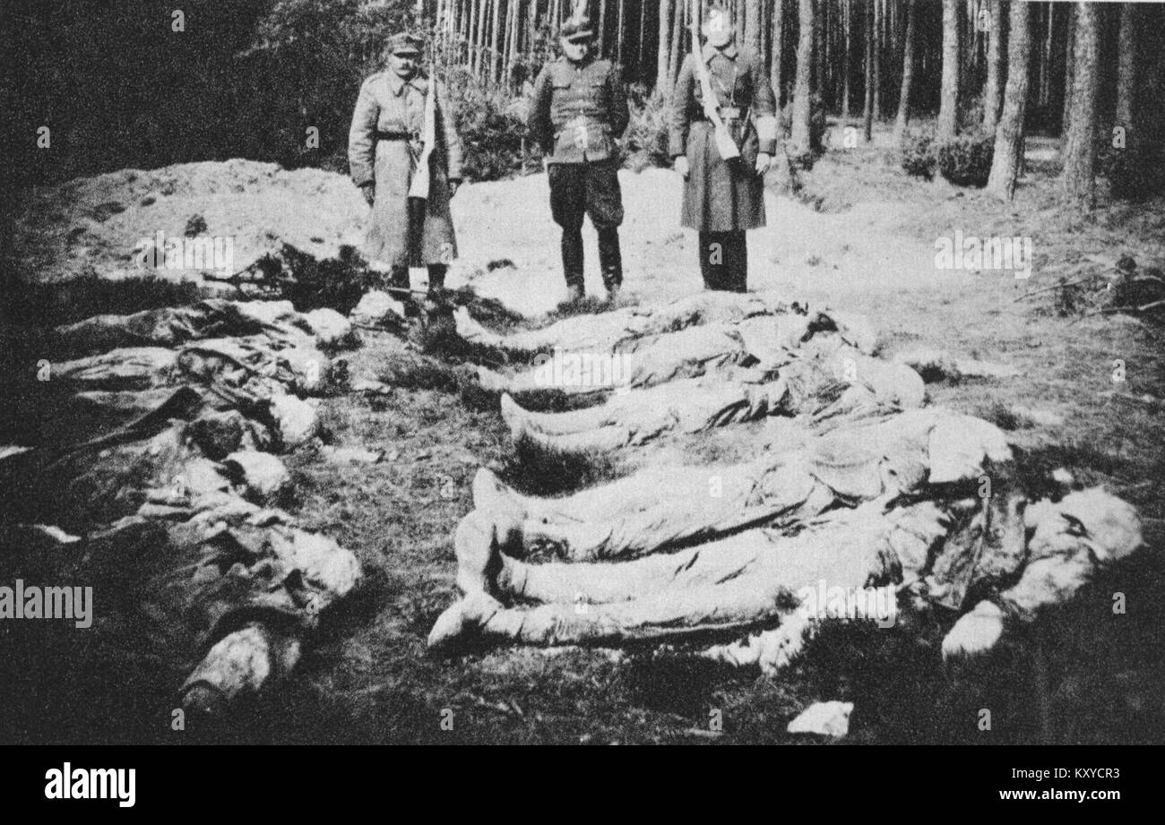 Una fotografia che documenta l'esumazione delle vittime polacche giustiziate dalla Wehrmacht a Raciąż, in Polonia, durante la seconda guerra mondiale, evidenziando le atrocità commesse. Foto Stock