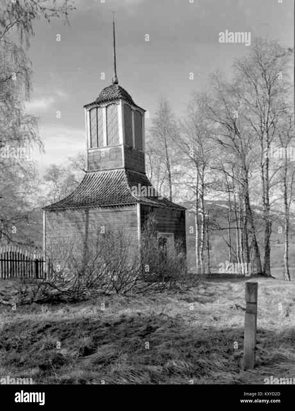 La Vecchia Chiesa di Gällivare, Svezia, inaugurata nel 1756, è una chiesa in legno con tetto in ciottoli ed è anche conosciuta come «Ettöreskyrkan»; si trova accanto al fiume Vassara e ospita battesimi, matrimoni e servizi stagionali in estate. Foto Stock