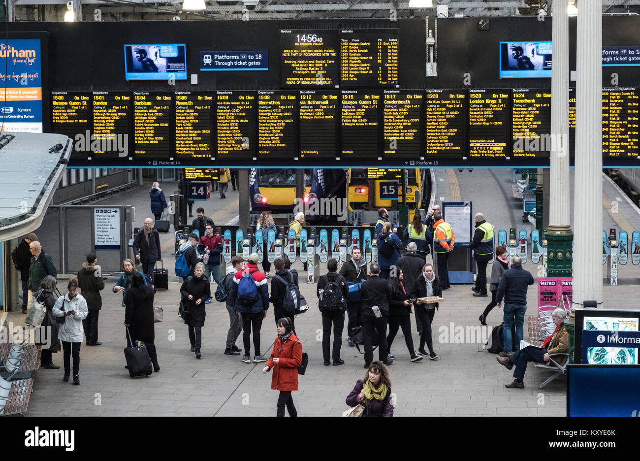 Vista interna della stazione ferroviaria di Waverley di Edimburgo, in Scozia, Regno Unito Foto Stock