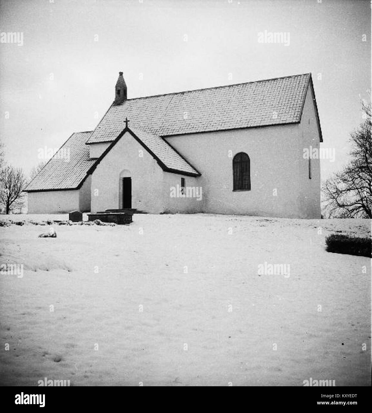 La chiesa di Gökhems, situata a circa 12 km a ovest di Falköping nella contea di Västra Götaland, in Svezia, è una chiesa luterana medievale costruita in stile romanico. Costruita intorno al 1077, è una delle chiese in pietra più antiche della Svezia. La chiesa è rinomata per i suoi affreschi ben conservati del XV secolo, probabilmente opera del maestro Amund. Appartiene alla diocesi di Skara e rimane un luogo di culto attivo. Foto Stock