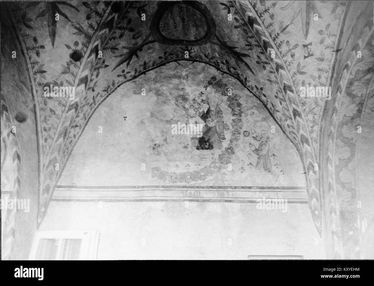 La chiesa di Gökhems, situata a Gökhems socken, Falköpings kommun, Svezia, è una chiesa luterana medievale costruita intorno al 1077. Costruita in stile romanico, è una delle chiese in pietra più antiche della Svezia. La chiesa è nota per i suoi affreschi ben conservati del XV secolo, probabilmente opera del maestro Amund. Appartiene alla diocesi di Skara e continua a servire come luogo di culto attivo. Foto Stock