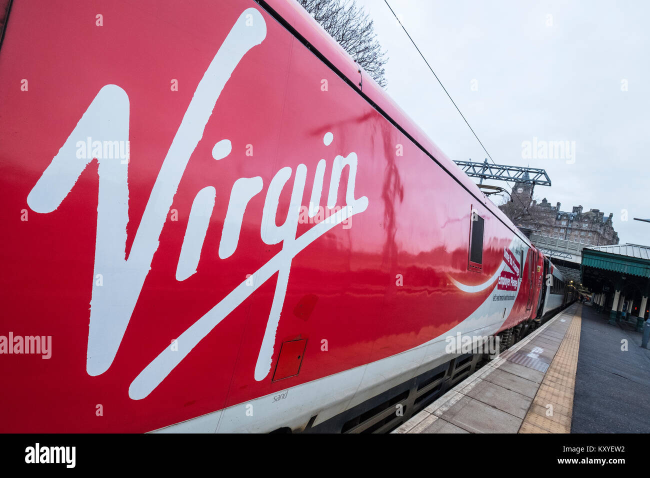 Virgin Trains locomotore da London King's Cross sulla East Coast Main Line a piattaforma alla stazione di Waverley di Edimburgo, in Scozia, Regno Unito Foto Stock