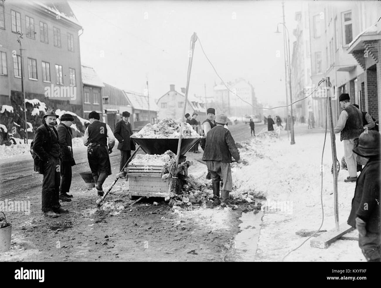 Una fotografia della rimozione della neve su Götgatan a Stoccolma, Svezia, nel 1910, che illustra la manutenzione urbana dell'inizio del XX secolo e la vita invernale della città. Foto Stock