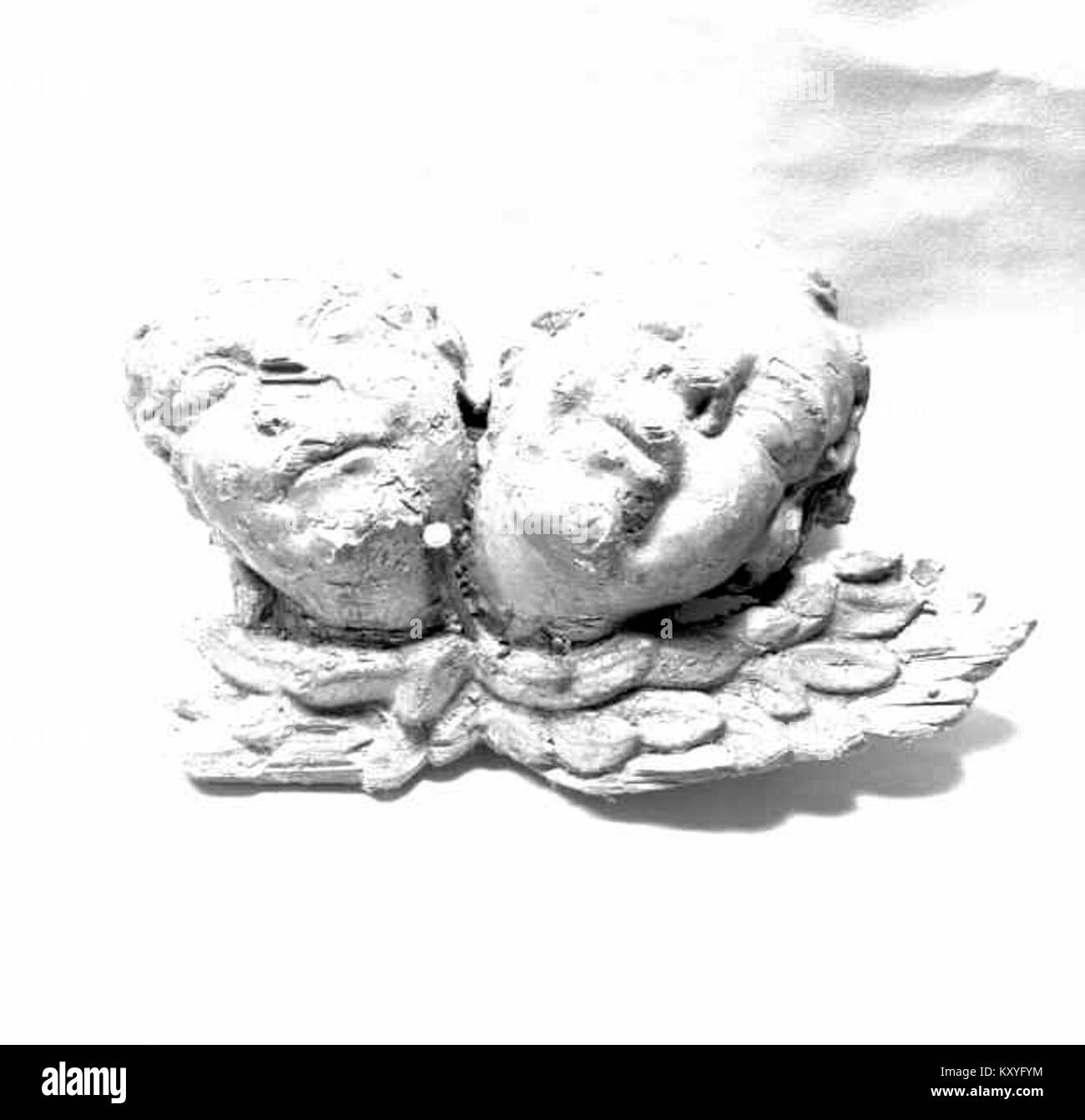 Götlunda kyrka, situata in Svezia, è una chiesa medievale elencata nei registri del patrimonio nazionale. È riconosciuto per il suo design architettonico e l'importanza culturale nella regione. Foto Stock