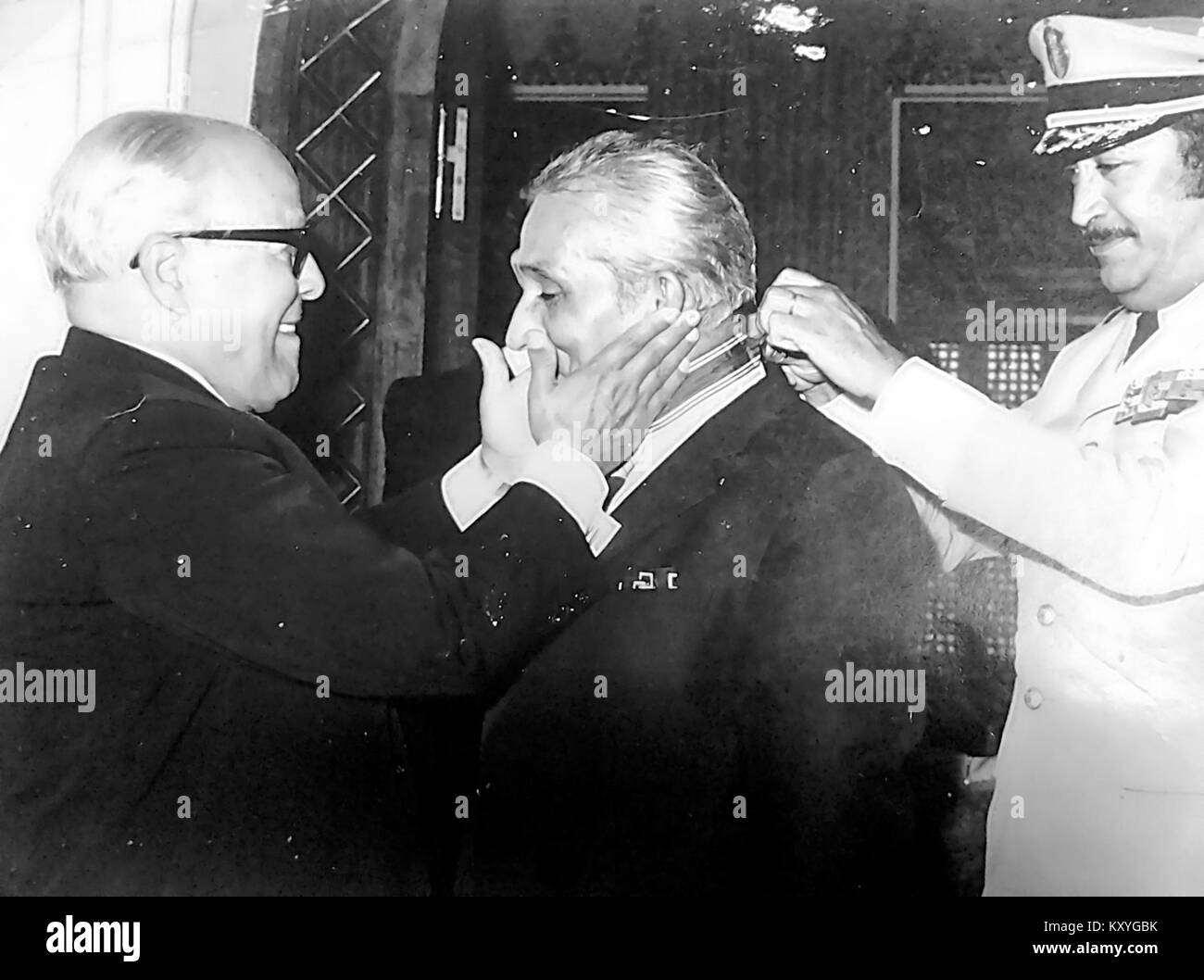 Habib Osman è raffigurato ricevendo decorazioni e riconoscimenti dal presidente Habib Bourguiba, illustrando una cerimonia di premiazione formale in Tunisia. Foto Stock