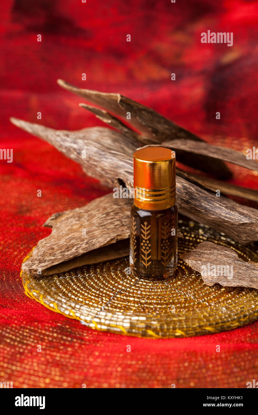 Legno di agar, chiamato anche aloeswood, olio essenziale di incenso e trucioli Foto Stock