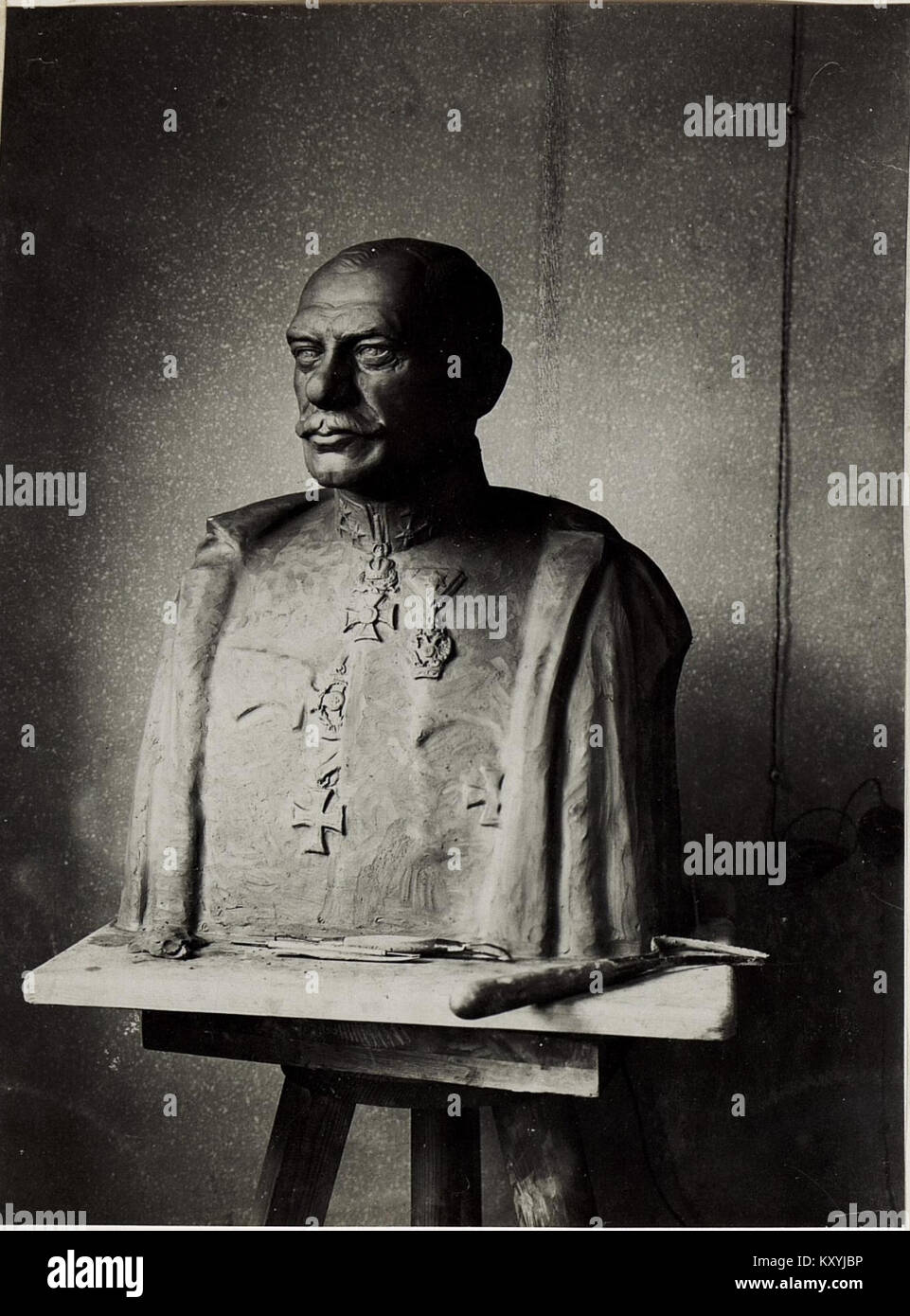 Una scultura del busto del 1916 di Exzellenz von Roth creata dalla scultrice di guerra Lona von Zamboni, raffigurante un ritratto dettagliato dell'ufficiale austro-ungarico durante la prima guerra mondiale Foto Stock