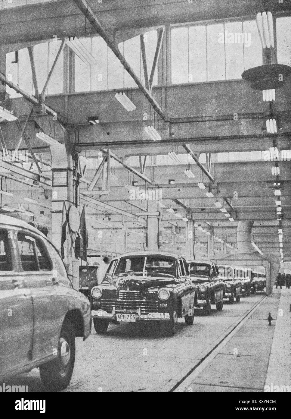 Lo stabilimento FSO di Żerań, in Polonia, fotografato negli anni '1950, illustra la produzione automobilistica, l'architettura industriale e lo sviluppo urbano nella Polonia del dopoguerra. Foto Stock