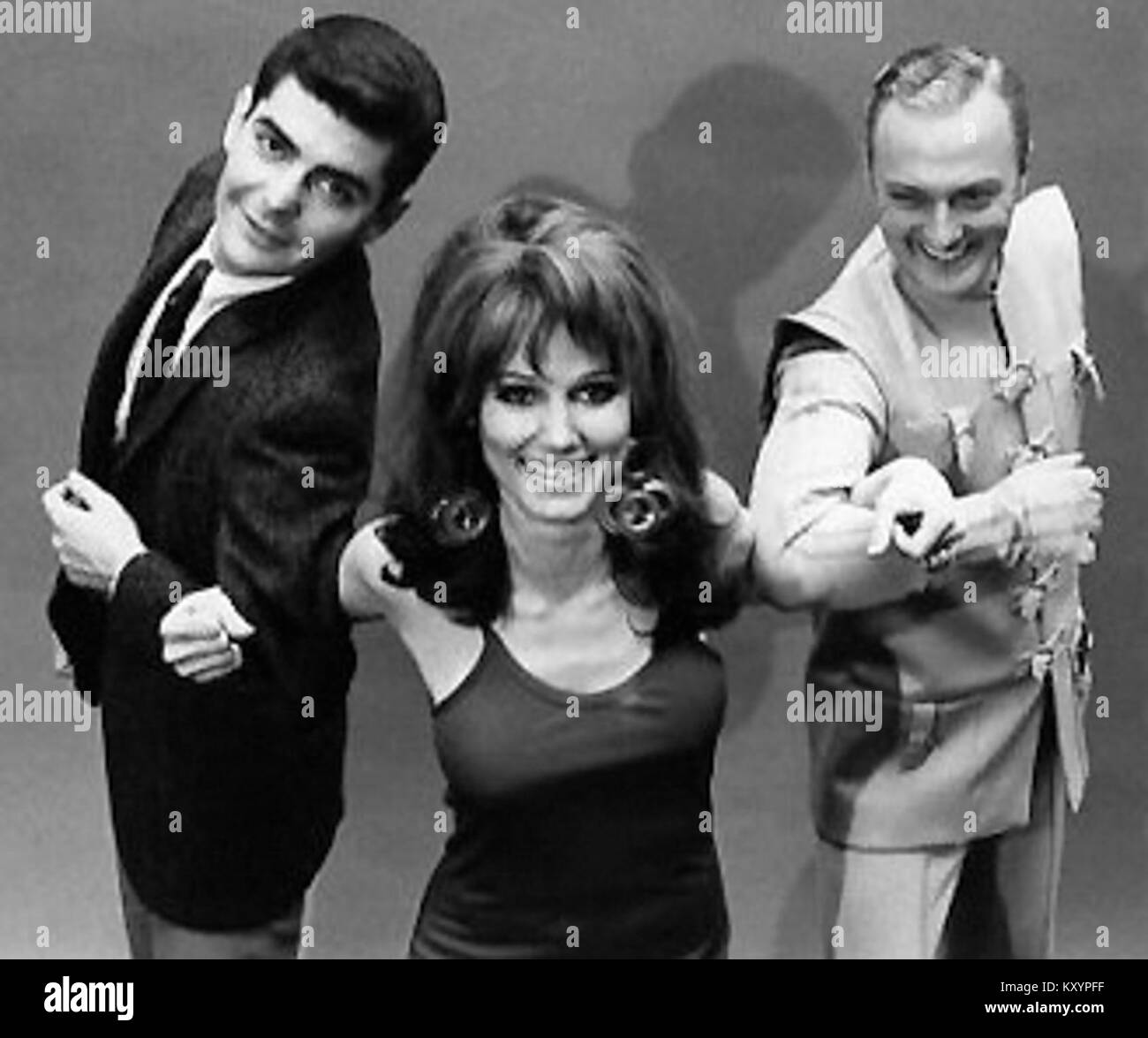 He & She è una sitcom americana andata in onda su CBS nel 1967-1968, concentrandosi su una coppia sposata che lavora in una stazione televisiva con la moglie come dirigente e il marito come scrittore, notevole per la sua interpretazione progressiva di un marito in carriera che inverte il ruolo. Foto Stock