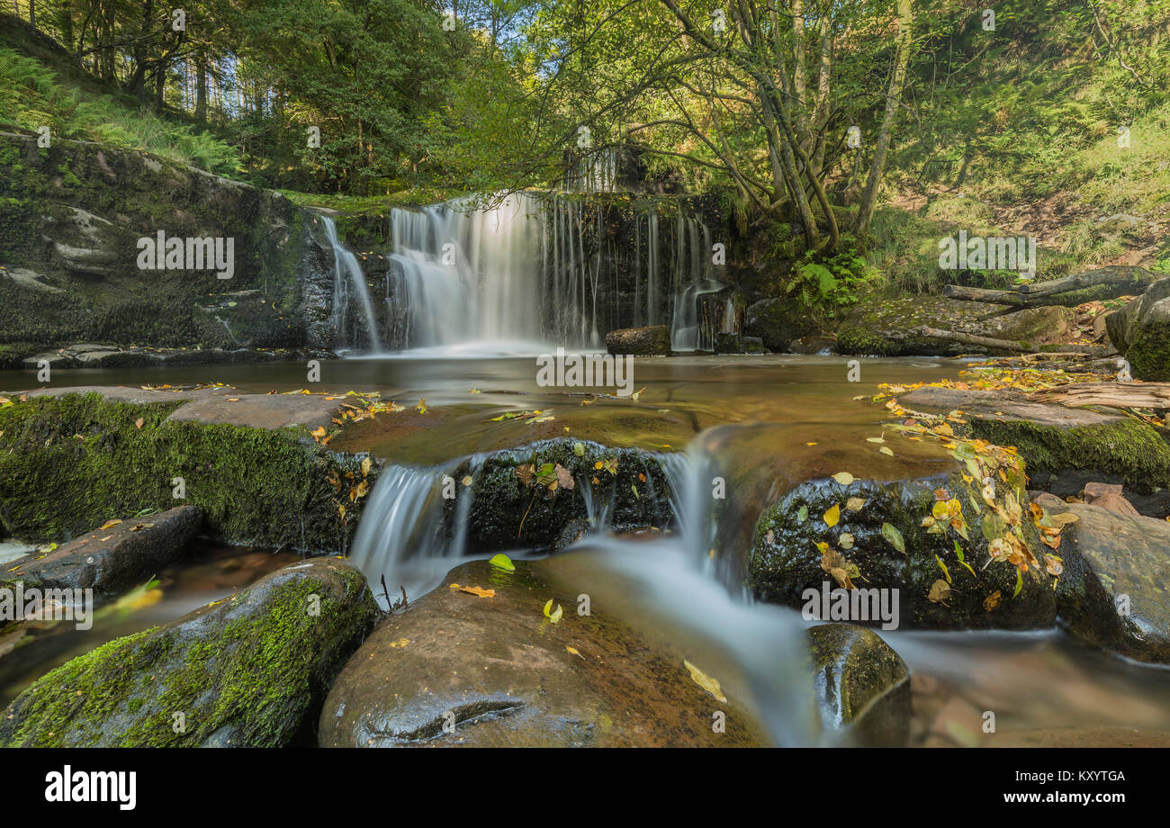 Una bella cascata, catturato in Brecon Beacons, Powys, Wales, Regno Unito. I filtri ND sono stati utilizzati in questa immagine per dare l'effetto lattiginoso per l'acqua. Foto Stock