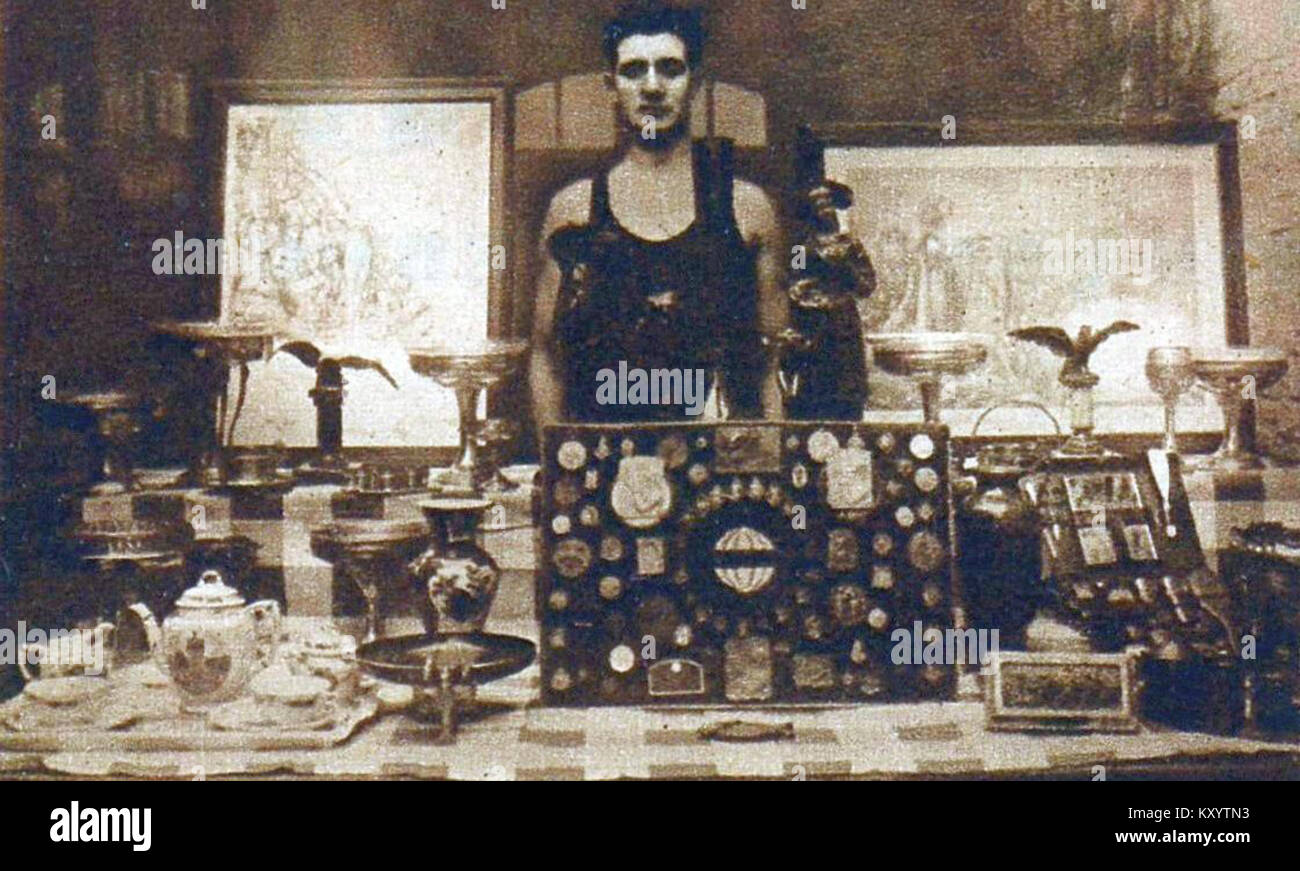 Henri Padou devant ses trophées en mai 1928 Foto Stock