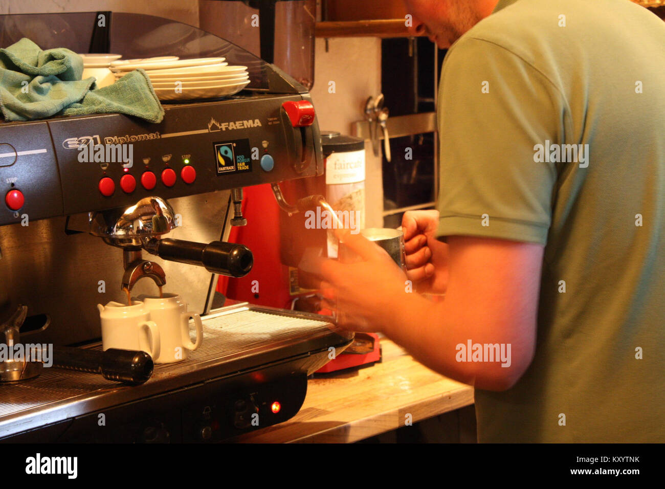 «Fairtradov» appare come un marchio o un’iniziativa che promuove pratiche di commercio equo e produzione sostenibile nelle catene di approvvigionamento globali, ponendo l’accento sul lavoro etico, sulla trasparenza e sulla consapevolezza dei consumatori. Foto Stock