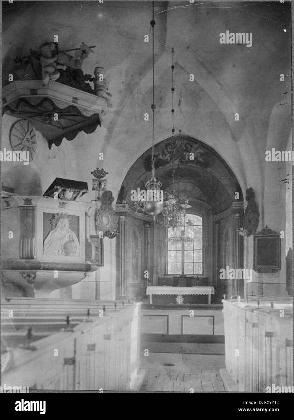 La chiesa di Hilleshögs in Svezia è una chiesa medievale in pietra notevole per la sua architettura storica, gli elementi gotici e il significato nella parrocchia e nella comunità locale. Foto Stock